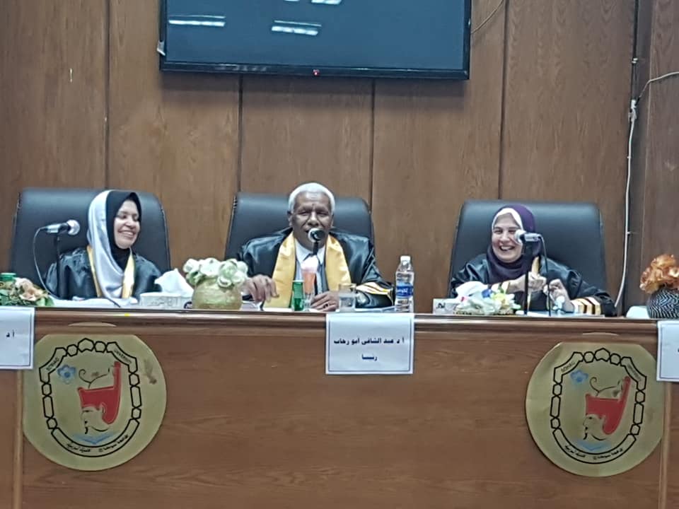 مناقشة رسالة الماجستير للباحث / حسن على عبد العال بحضور رئيس الجامعة الاستاذ الدكتور /احمد عزيز والاستاذ الدكتور /خالد عبد اللطيف عميد الكلية